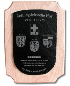 Wappenform-Schiefer auf Buchenholztafel mit Wunschgravur