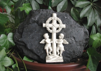 Schieferplatte mit Figur "Zwei Engel mit Kreuz"