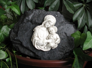 Schieferplatte mit Figur "Maria mit Kind"