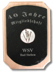 Wappenform-Schiefer auf Buchenholztafel mit Wunschgravur